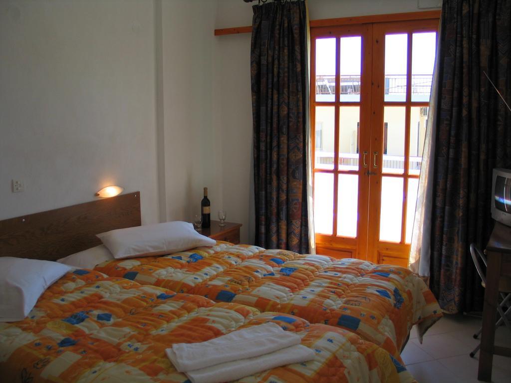 George'S Apartment Agia Marina  Room photo